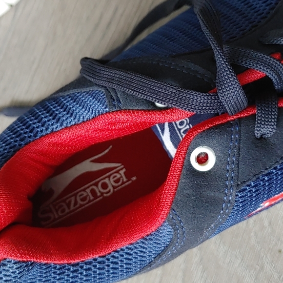 Athletic shoes - Picture 3 of 3